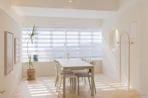 햇살 가득 연남동 화이트 미니멀 오피스 공간